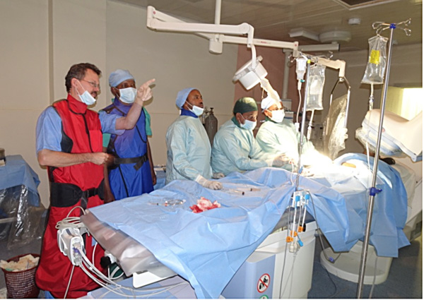 Dr. Abraha Hailu and Dr. Norbert Schefflod perfoming a coronarangiopgraphy