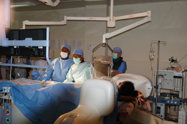 Dr.Abraha Hailu und Dr. Hagazi Tesfay vom Ayder Hospital verschließen einen PDA