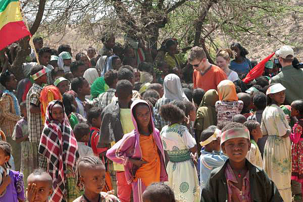 Kinder bei Schuleröffnung Äthiopien