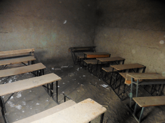 Defekte Schulmöbel in der Mehoni Schule