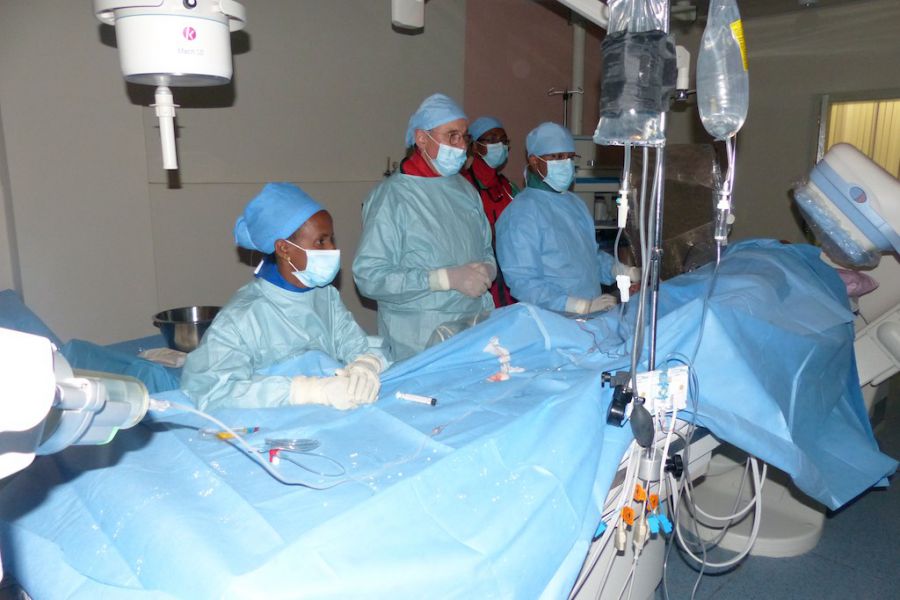 Dr. Abraha Hailu and Dr. Christian Leuner perfoming a coronarangiopgraphy