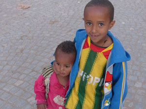 Zwei Jungen - einer mit Äthiopien Fussbllshirt